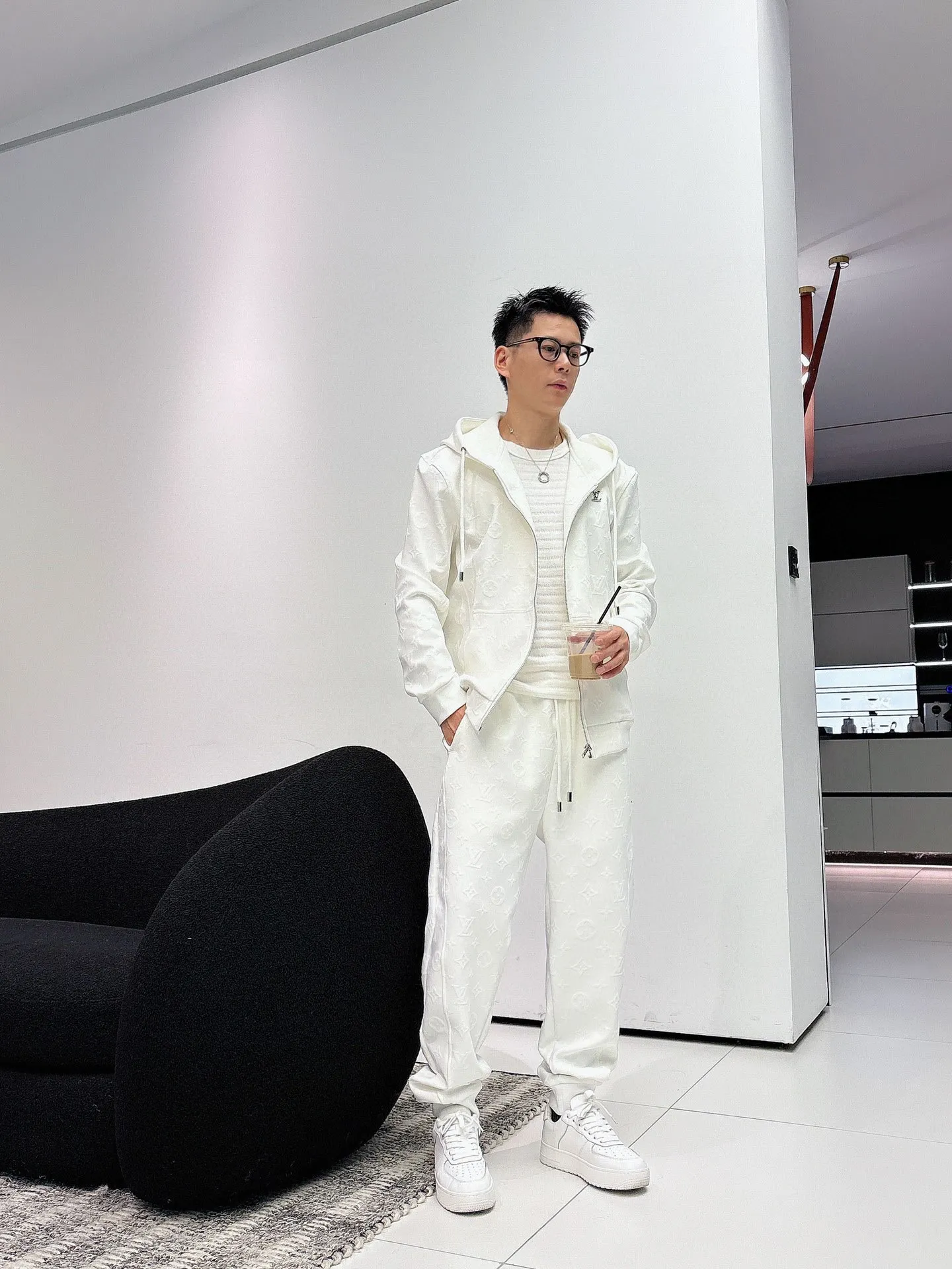 🅿️720 [LV Louis Vuitton] hot-selling suit is coming. Focus on the original version of the official website. 2025 new hot-selling cardigan and sweatshirt suit. The original order is the best. 🇭🇰The meticulous work of top designers. It has a fitting and perfect upper body effect. All-natural high-quality Tencel Roman cotton 100%, close-fitting comfort, noble and elegant! Original hardware embodies elegance and nobility! Counter size: M-3XL (maximum wear up to 190 pounds)